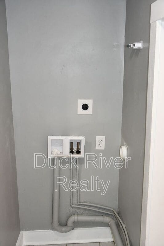 Building Photo - 211 W 10th St