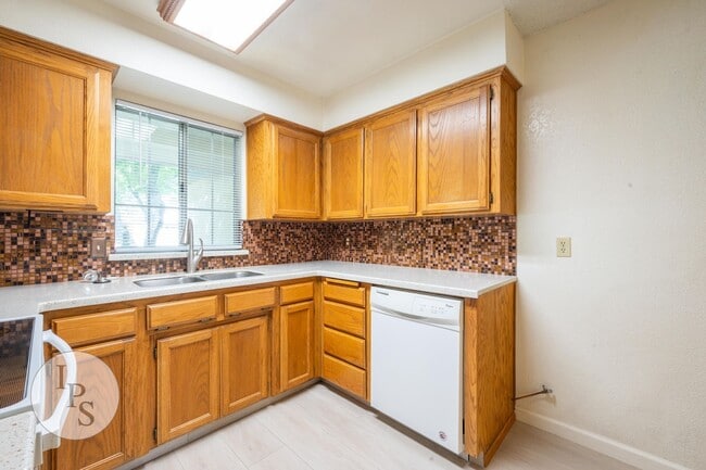 Building Photo - N.E. Fresno Home, 3BR/2BA, Blt 1988, POOL + Living & Family Rooms - Lots of Amenities!