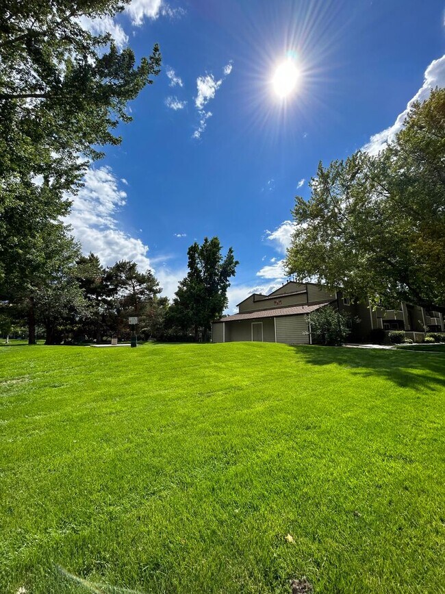Building Photo - AVAILABLE 8/11 -  2 bed / 2 bath rennovate...