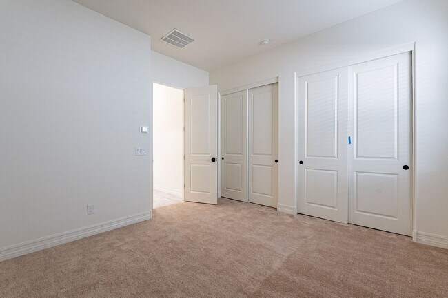 Building Photo - 5 BEDROOM 4 BATH SINGLE FAMILY HOME