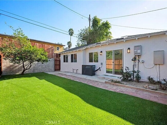Building Photo - BRAND NEW 1BR + 1BA ADU / IN UNIT LAUNDRY ...