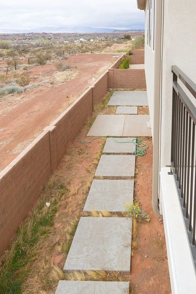 Building Photo - 3 Bedroom Furnished Home! Short term lease!! Available from May 1st - October 31st!