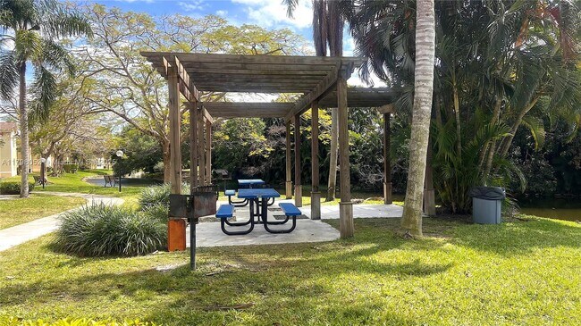 Building Photo - 12870 Vista Isles Dr