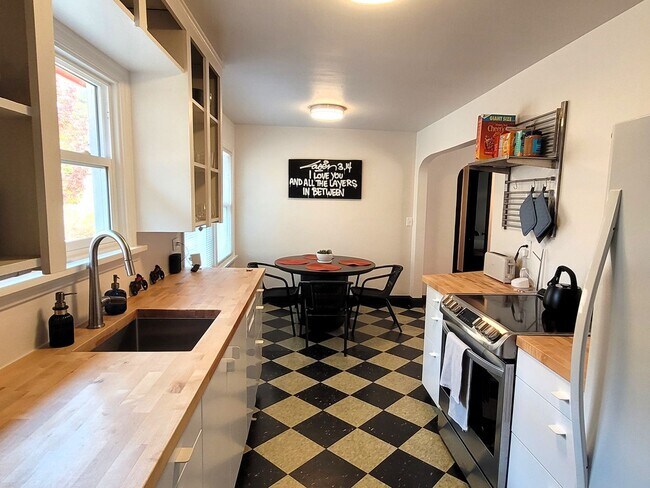 Building Photo - Charming Single-level Home, Fully Furnished + WIFI. Convenient NE Location! Pilot Butte, Downtown.