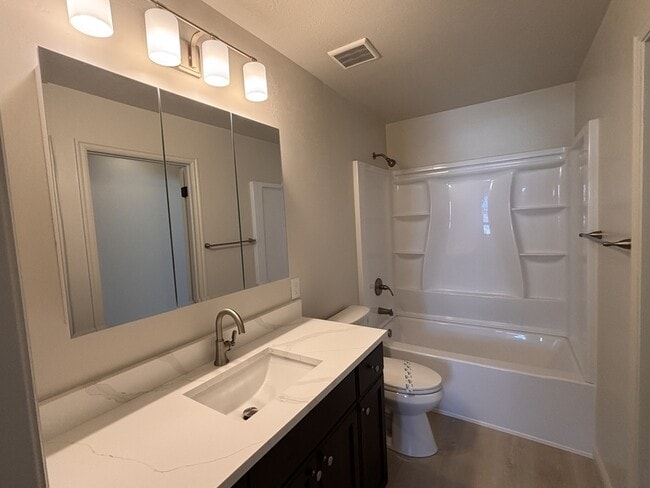 Building Photo - 627 E 700 N