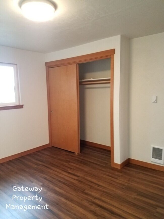 Building Photo - 3 Bedroom in town with a view!