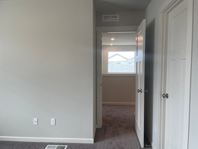 Building Photo - 4 Bed 2.5 Bath Home! Located near the Ridgefield Outdoor Recreation Center, equestrian facilities...