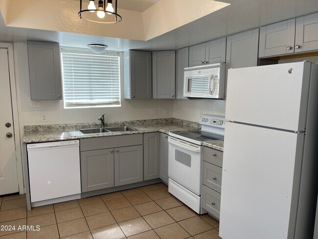 Building Photo - 916 N Pueblo Dr