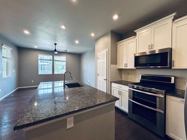 Building Photo - Modern Three Bedroom Townhome Available For Rent in Creekside