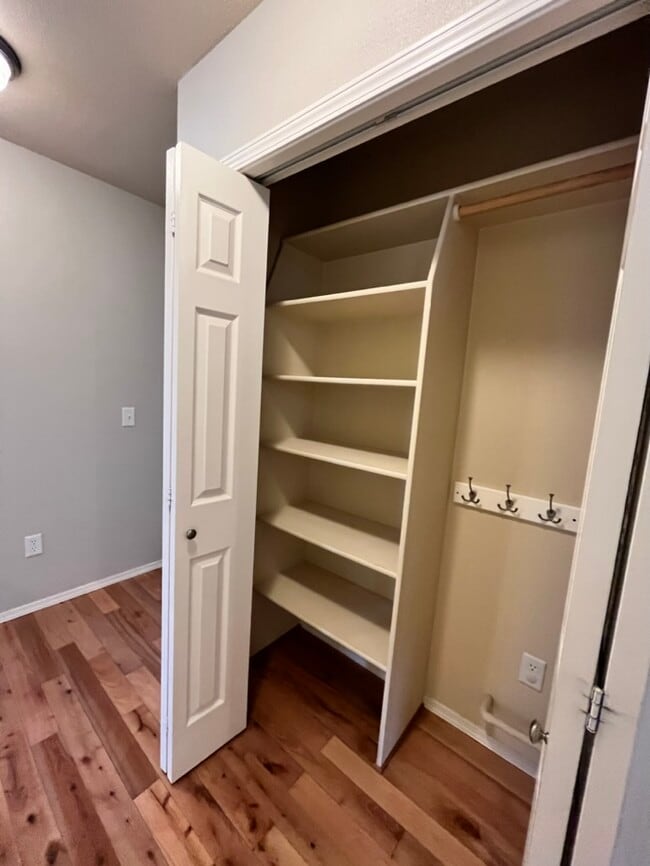 Building Photo - 515 Sawtooth St