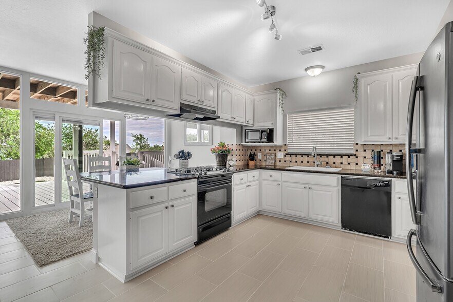 Building Photo - 5417 Blue Haven Dr