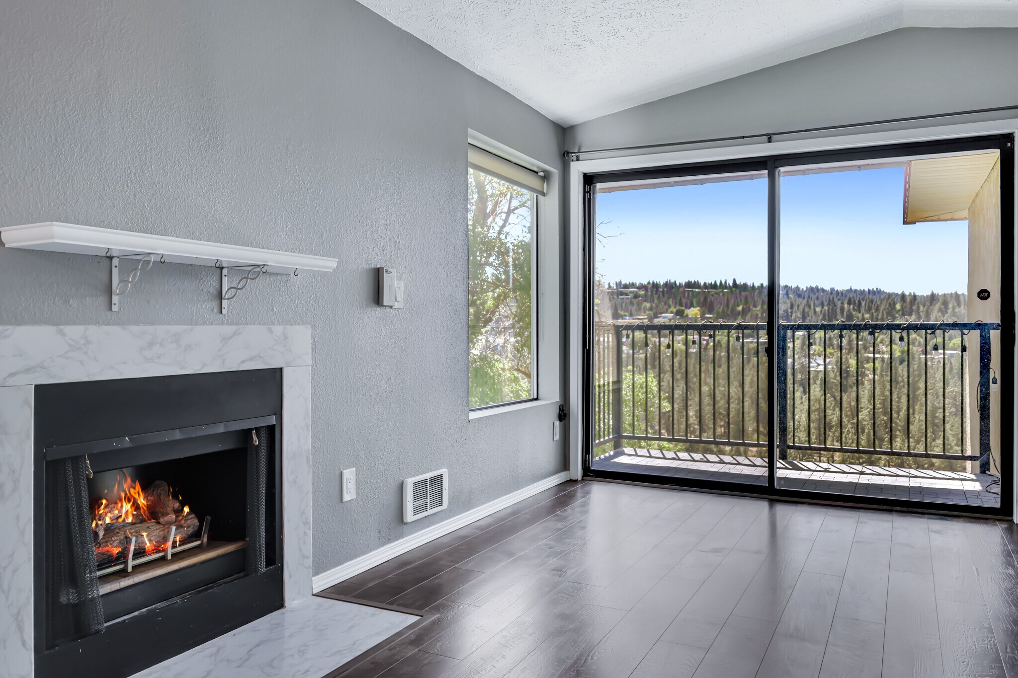Building Photo - 162 S Coeur Dalene St