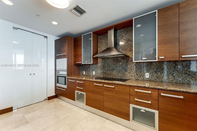 Building Photo - 5959 Collins Ave