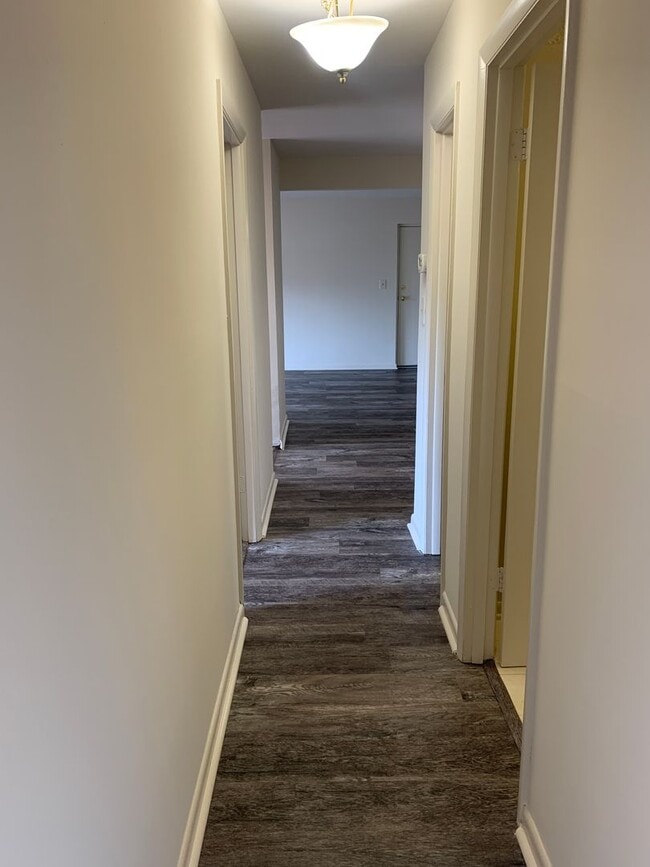Building Photo - 2-Bedroom Condo with Patio & Pool Access i...