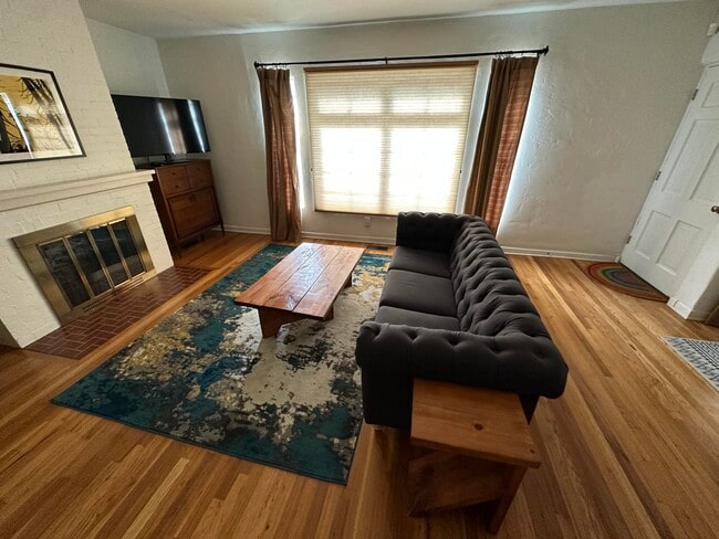 Building Photo - 732 Loma Vista Dr NE