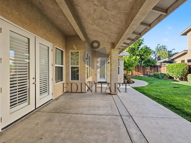 Building Photo - 818 S Apple Ave