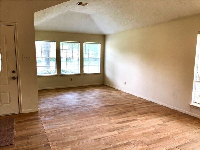 Building Photo - 15650 Pebble Lake Dr