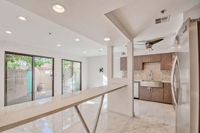 Building Photo - 867 Village Square S