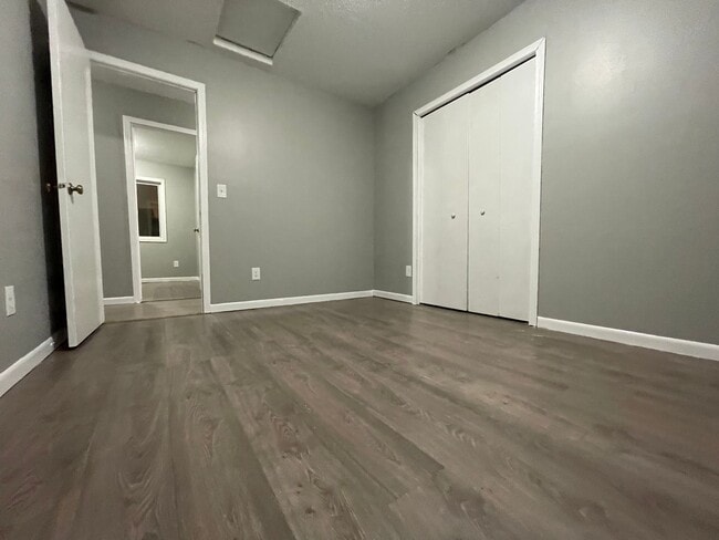 Building Photo - Amazing 5 Bedroom 2 Bathroom Home in South Minneapolis!