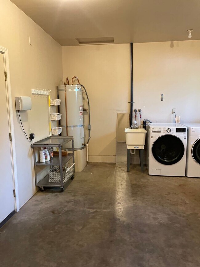 Building Photo - $300 OFF 1st Month's RENT!! - East Medford...