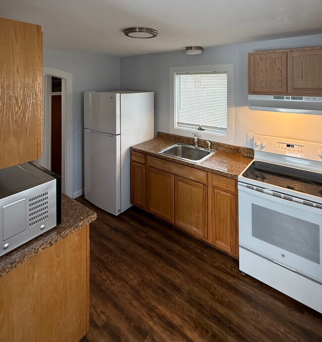 Building Photo - 1027 Monmouth St