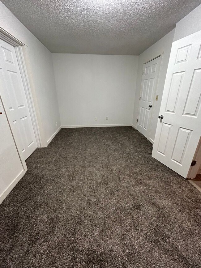 Building Photo - 3 Bedroom 2 Bathroom Apartment Near Gundersen