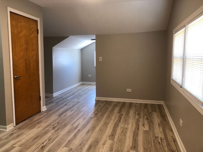 Building Photo - Fresh 3bed/2bath Home Close to Transportation Fenced Backyard