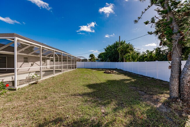 Building Photo - 11065 Waterford Ave