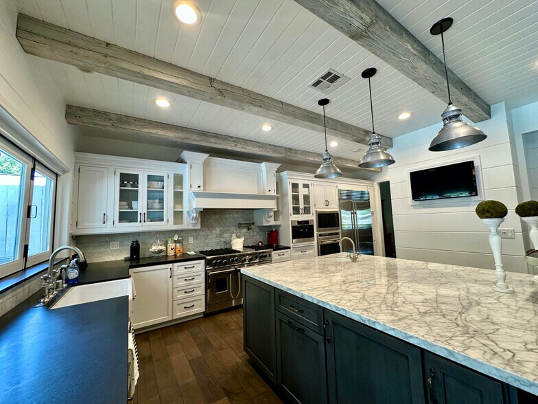 Gourmet Kitchen - 12722 Halkirk St