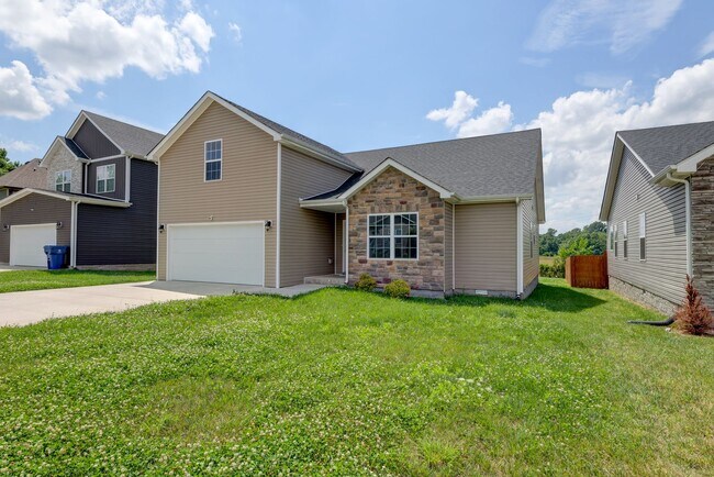 Building Photo - Sharp 3 bed 2 bath with Bonus room and nice fenced yard.