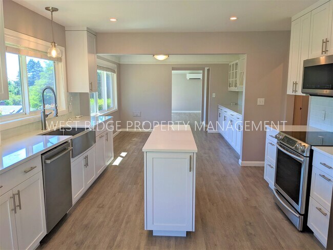 Building Photo - 4625 SW Pendleton St