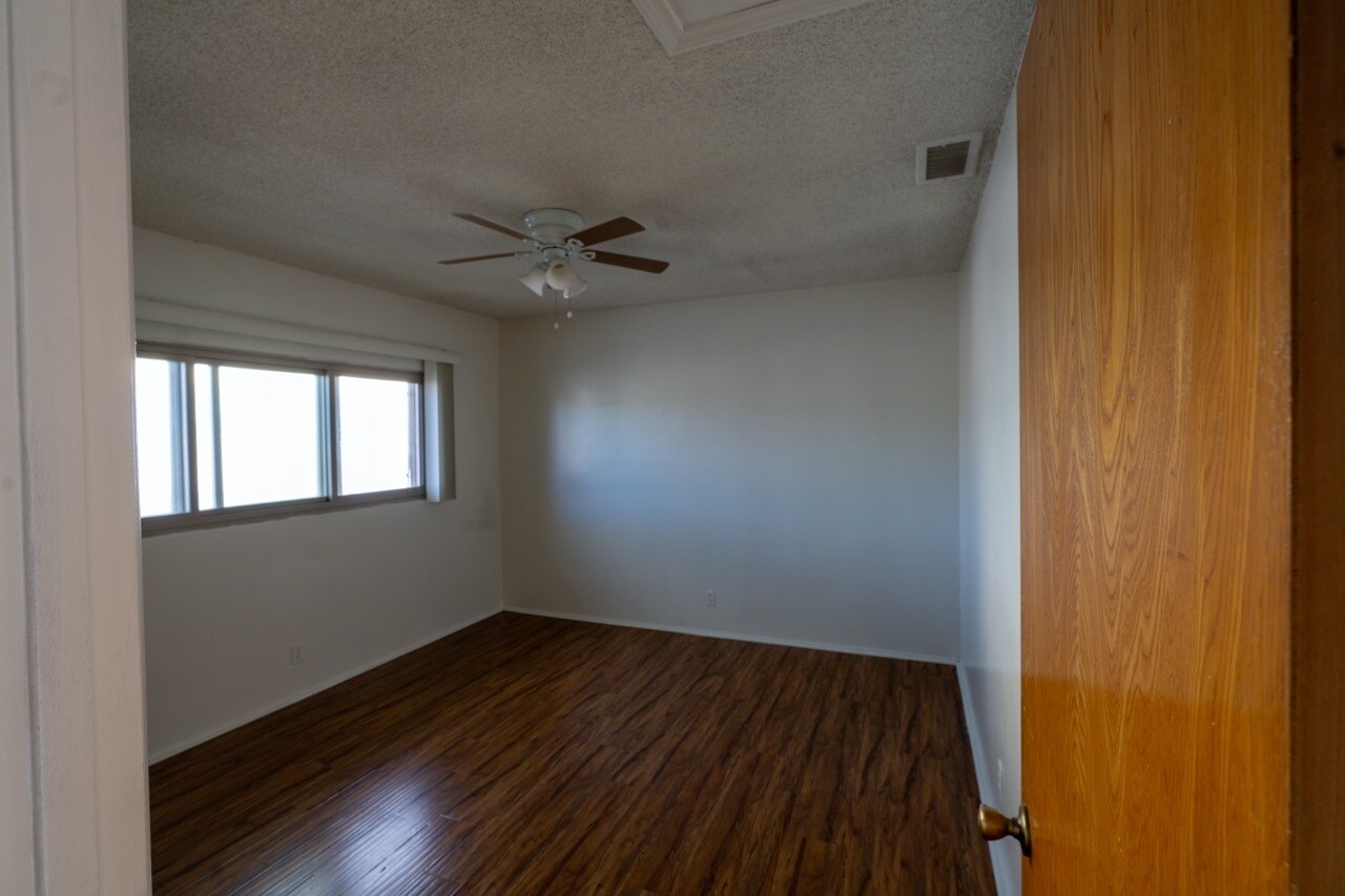 Building Photo - 234 E Tamarack Ave
