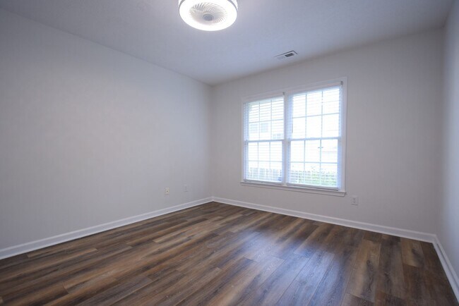 Building Photo - 2828 Franzia Dr