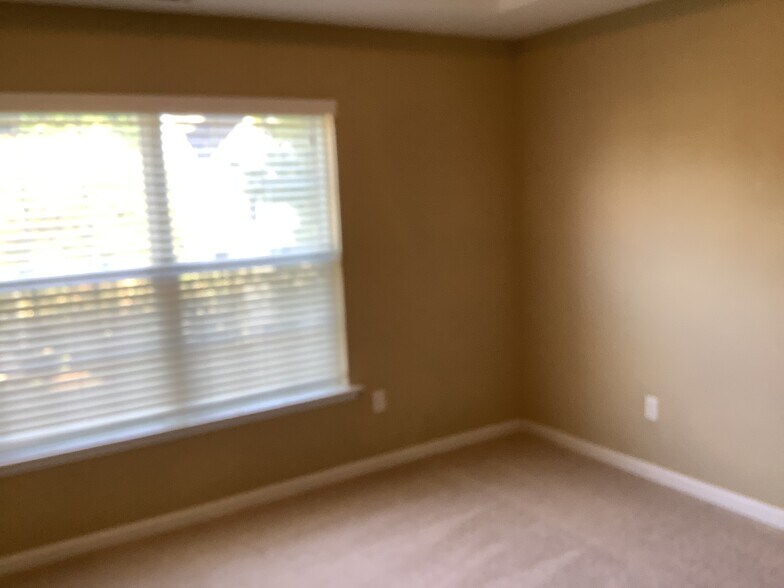 Building Photo - 111 Pin Oak Ct