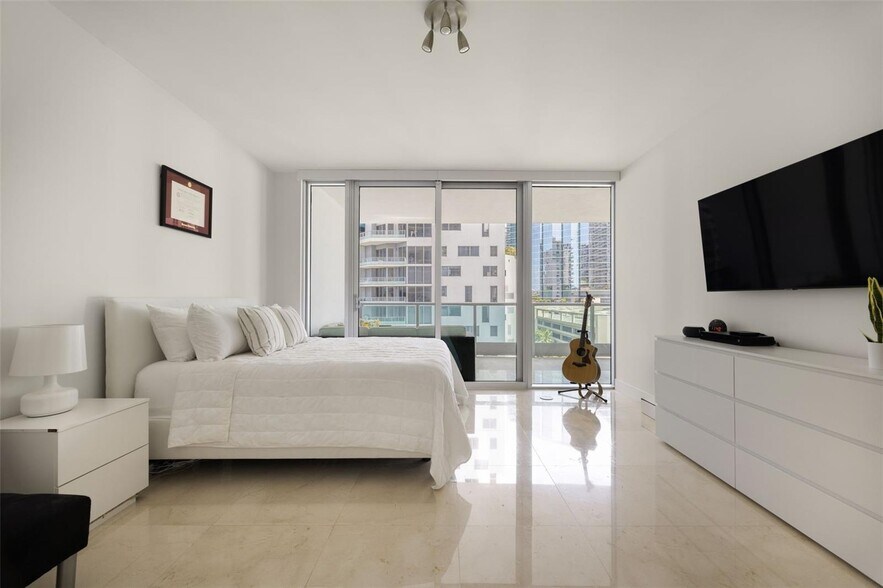 Building Photo - 1331 Brickell Bay Dr