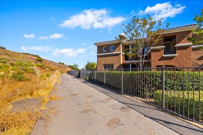 Building Photo - $3,456 - 2 Bed / 2 Bath Stunning Corner Un...