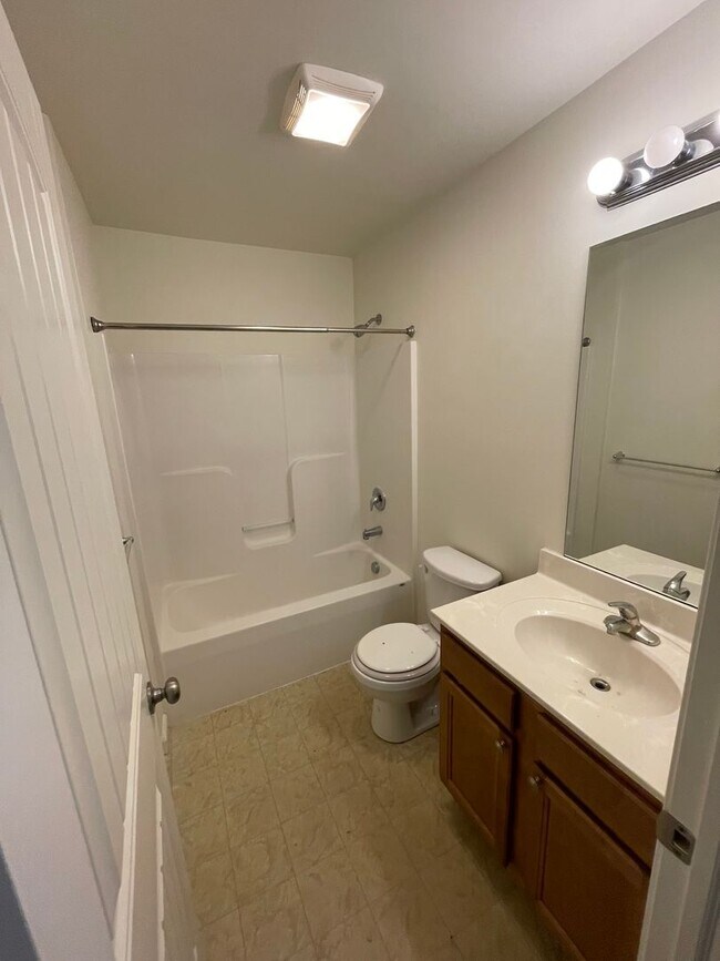 Building Photo - Updated 3 Bed 3 Bath Townhouse in Marietta!