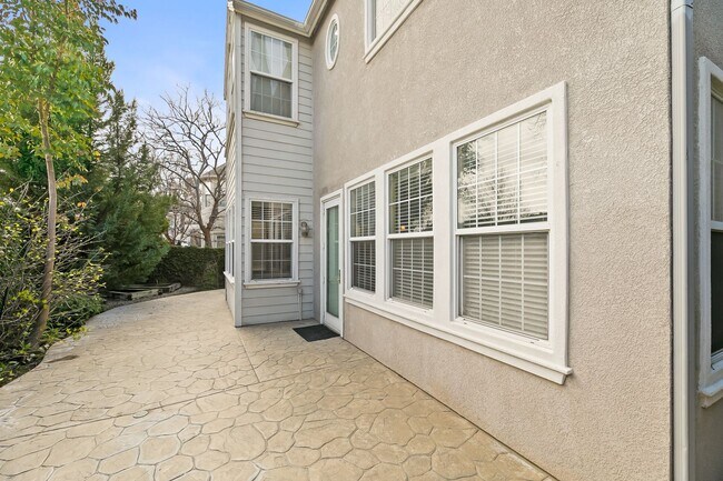 Building Photo - 4 Bedroom Home in the Beautiful Bridgeport Community!