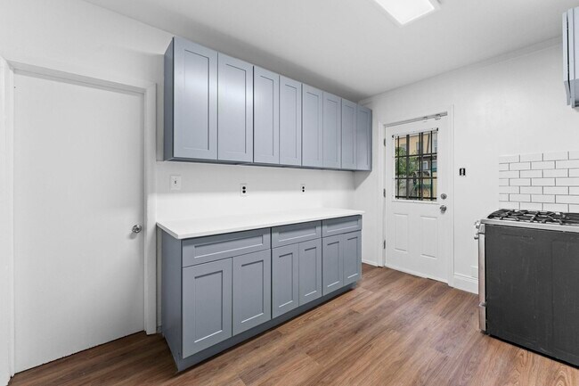 Building Photo - 296 Pearsall Ave