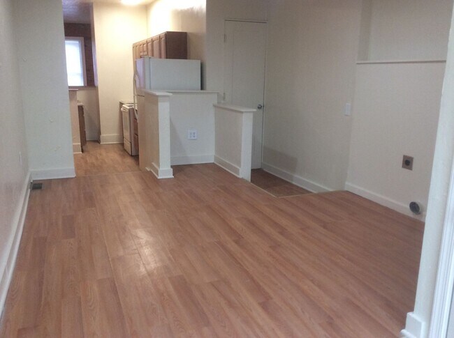 Building Photo - Renovated and Spacious 4 Bedroom 1.5 Bath ...