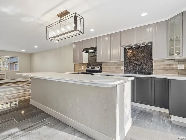 Building Photo - "Spacious 3-Bed, 2-Bath Condo Retreat in P...