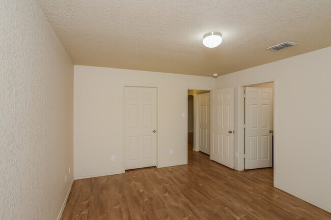 Building Photo - 10607 Hunters Pond