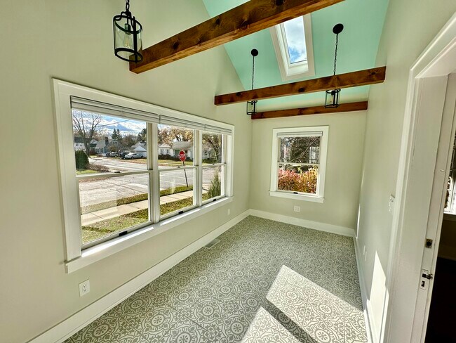 Building Photo - 992 Palmer