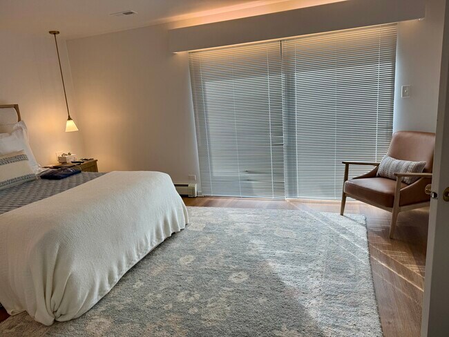 Building Photo - 521 N Oak St