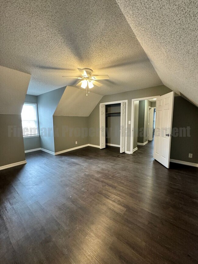 Building Photo - Newly Renovated 4 Bedroom 2 Bathroom