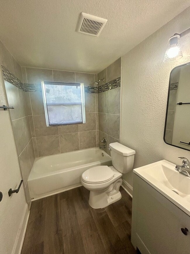 Building Photo - 2 Bedroom, 1 Bathroom Home!
