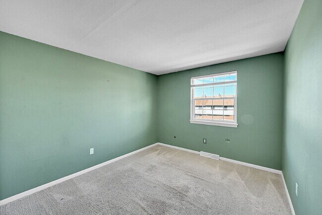 Building Photo - $2,700.00 - 3 Beds, 2.5 Baths, Townhouse i...