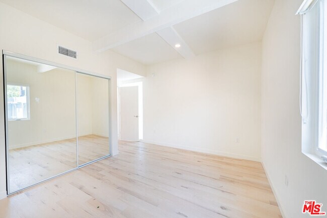 Building Photo - 7273 Birdview Ave