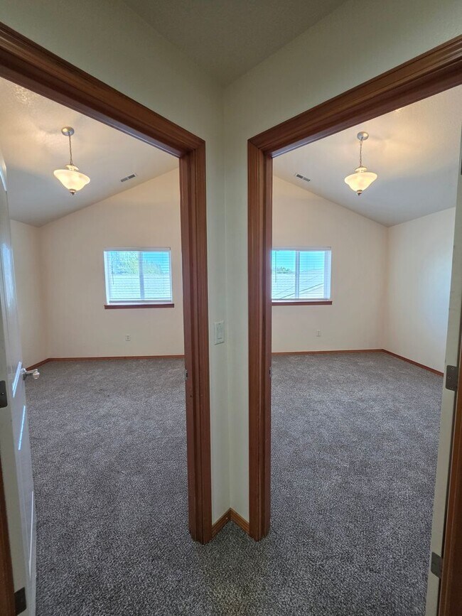 Building Photo - 355 SW Pemberly Loop