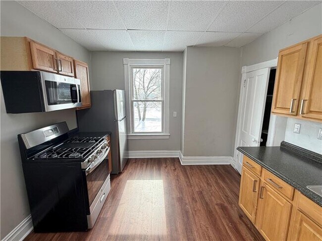 Building Photo - 306 E Wallace Ave